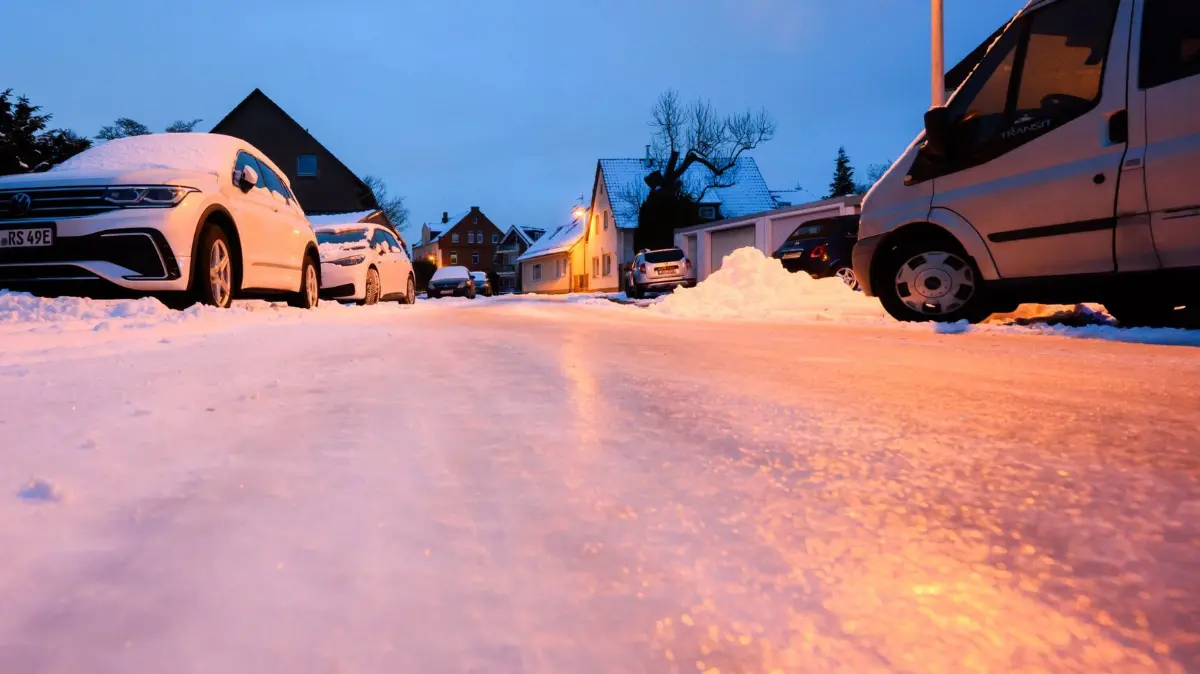 Winter in Niedersachsen: 05.01.2026, Niedersachsen, Laatzen: Schnee und Eis liegen auf einer nicht geräumten Straße in einem Wohngebiet in der Region Hannover. In der Stadt und Teilen der Region Hannover gibt es Kritik am Winterdienst. Foto: Julian Stratenschulte/dpa +++ dpa-Bildfunk +++