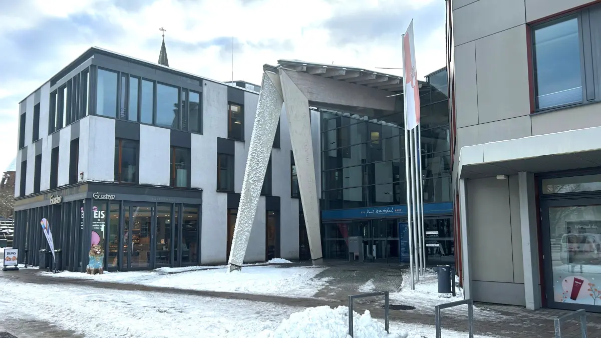 Hauptsitz in Eberswalde: Die Kreisverwaltung Barnim ist im Paul-Wunderlich-Haus am Marktplatz untergebracht. In diesem Gebäudekomplex hat auch der Landrat sein Bür0. Im Hintergrund ist übrigens die Spitze der Maria-Magdalenen-Kirche zu sehen.