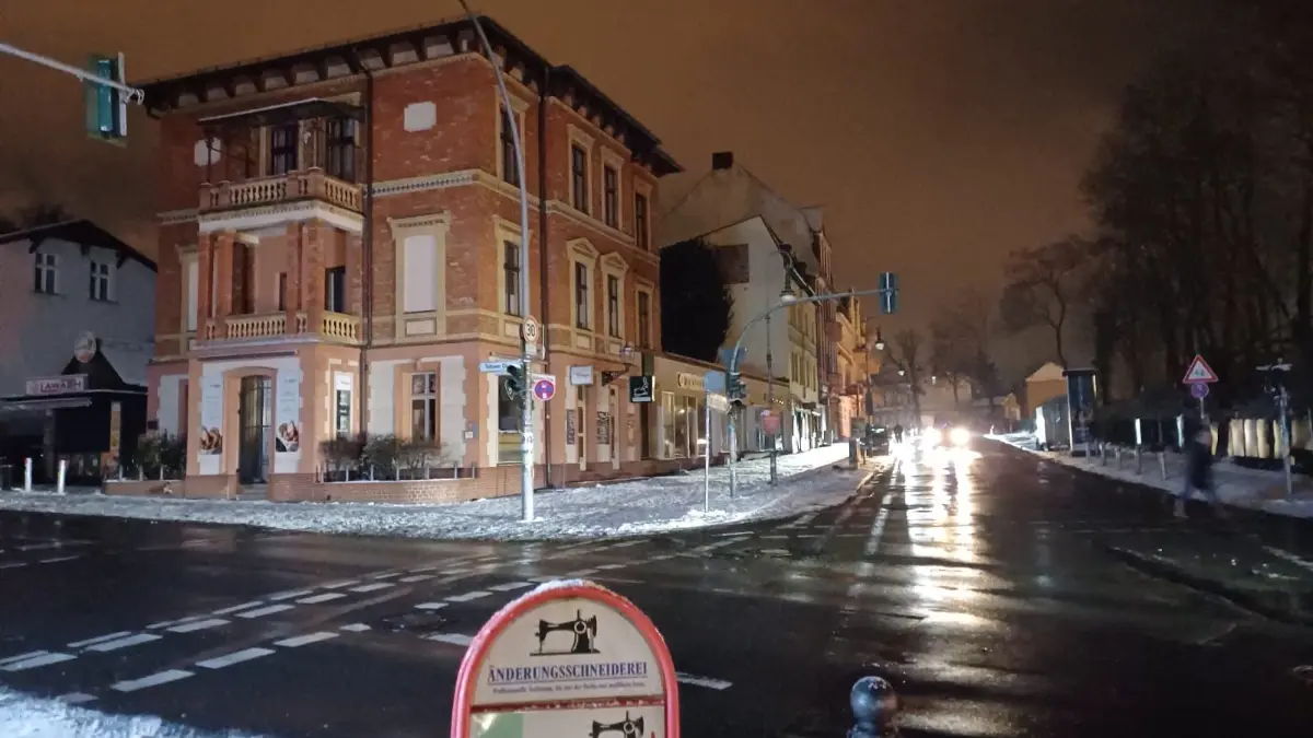 Alles dunkel: Am Teltower Damm in Berlin-Zehlendorf herrscht seit Samstag Dunkelheit. Licht bringen höchstens Autoscheinwerfer.