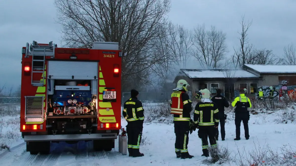 Brand in Ahrensfelde: In Eiche brachen Flammen in einer Halle der ehemaligen Kläranlage im Mehrower Weg aus.