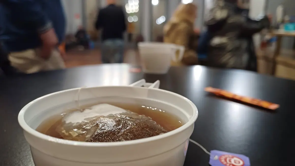 Im Rathaus Berlin-Zehlendorf wird für die Betroffenen des großflächigen Stromausfalls im Südwesten der Stadt unter anderem heißer Tee ausgeschenkt.