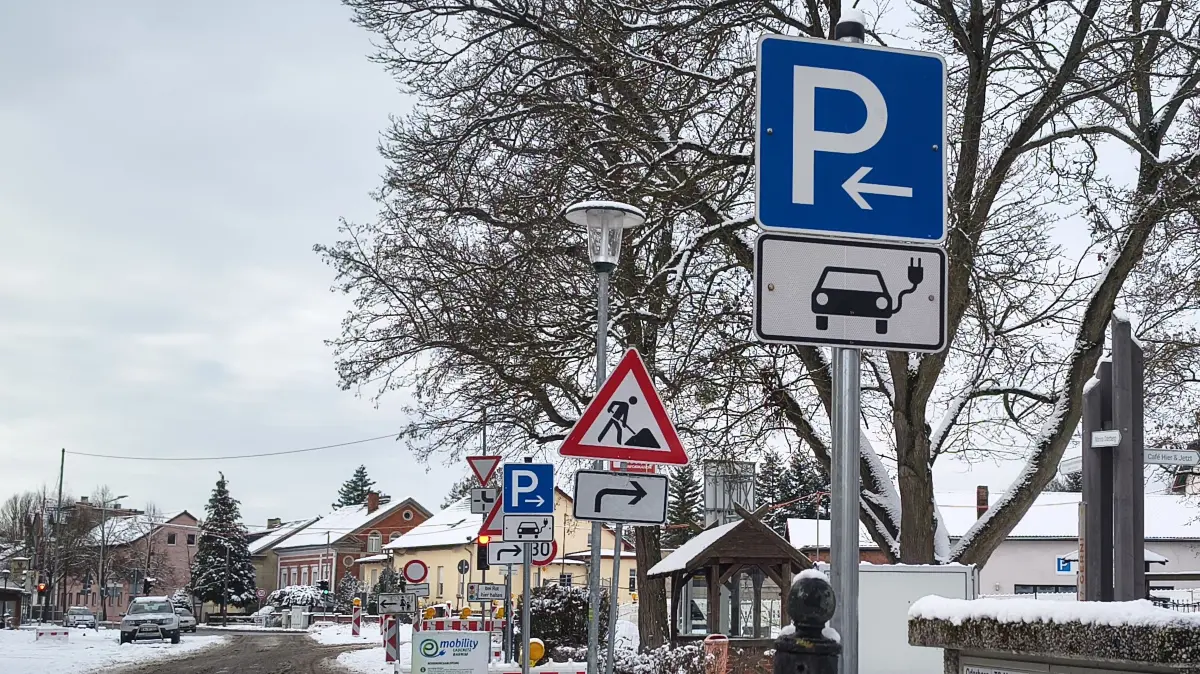 Schilderwald an der Hermann-Seidel-Straße in Oderberg. Nicht alle Verkehrszeichen haben mit der Brückenbaustelle zu tun.