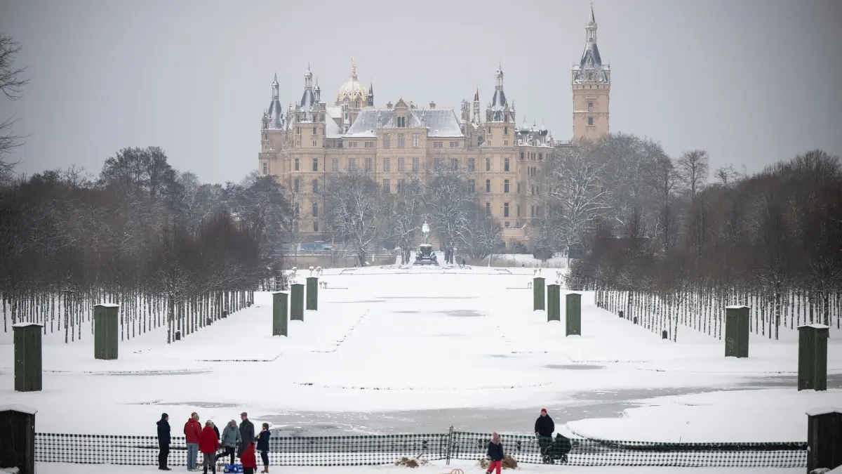 Winterwetter in Mecklenburg-Vorpommern: 06.01.2026, Mecklenburg-Vorpommern, Schwerin: Das Schweriner Schloss ist mit Schnee bedeckt. Die Temperaturen sind unter dem Gefrierpunkt, Schnee und Eis prägen das Wetter fast im gesamten Nordosten. Foto: Philip Dulian/dpa +++ dpa-Bildfunk +++