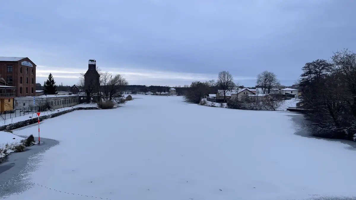 Trügerische Idylle: der Oder-Spree-Kanal bei Eisenhüttenstadt ist zugefroren. Doch die Feuerwehr warnt eindringlich vor Gefahren. Es gab schon einen Vorfall