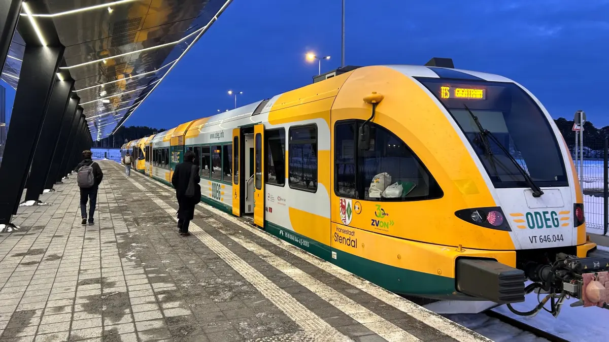 Neuer Betreiber Odeg. Fährt seit Januar 2026 auch dreimal täglich von Berlin-Ostbahnhof aus zur Gigafactory Grünheide: das Tesla-Shuttle "Gigatrain": Aber wer kann es nutzen - nur Mitarbeitende oder weiterhin auch andere Fahrgäste?