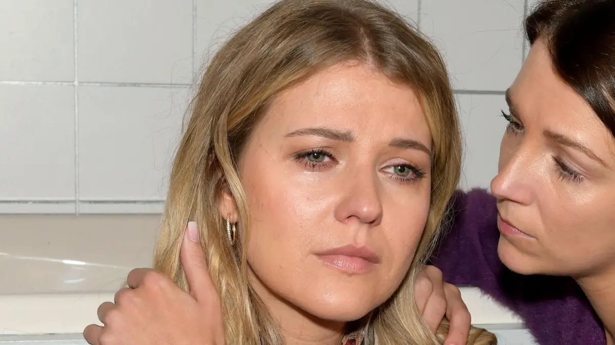 Alicia (Josefin Bressel) hat keinen Job mehr.