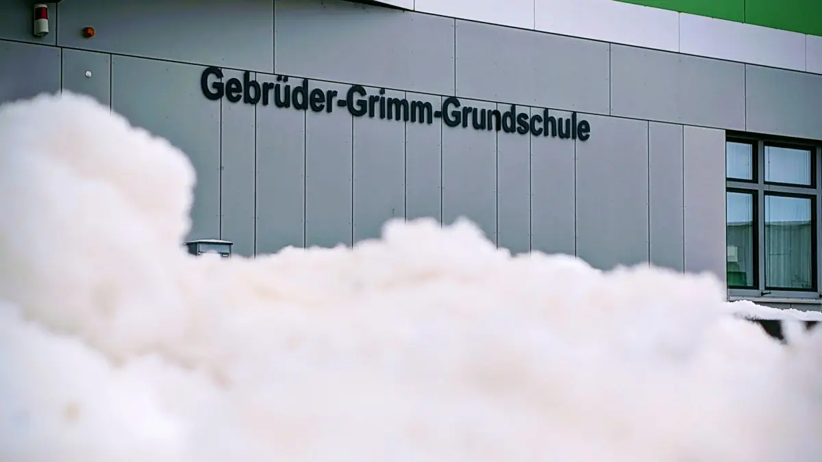 Schneechaos an der Hönower Grimm-Grundschule: Eltern beklagen glatte Straßen und mangelhafte Schneeräumung auf den Schulwegen.