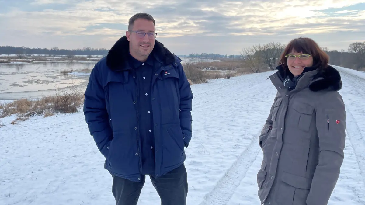 Deichschau bei Eisgang: Daniel Joerendt, Leiter der unteren Wasserbehörde MOL, bereiste am 6. Januar mit Bianka Bosse, neue Beigeordnete des Landkreises, den Deichabschnitt von Lebus bis Hohensaaten. Der Schwerpunkt lag auf der Eisbeobachtung und Gefahrenabschätzung.