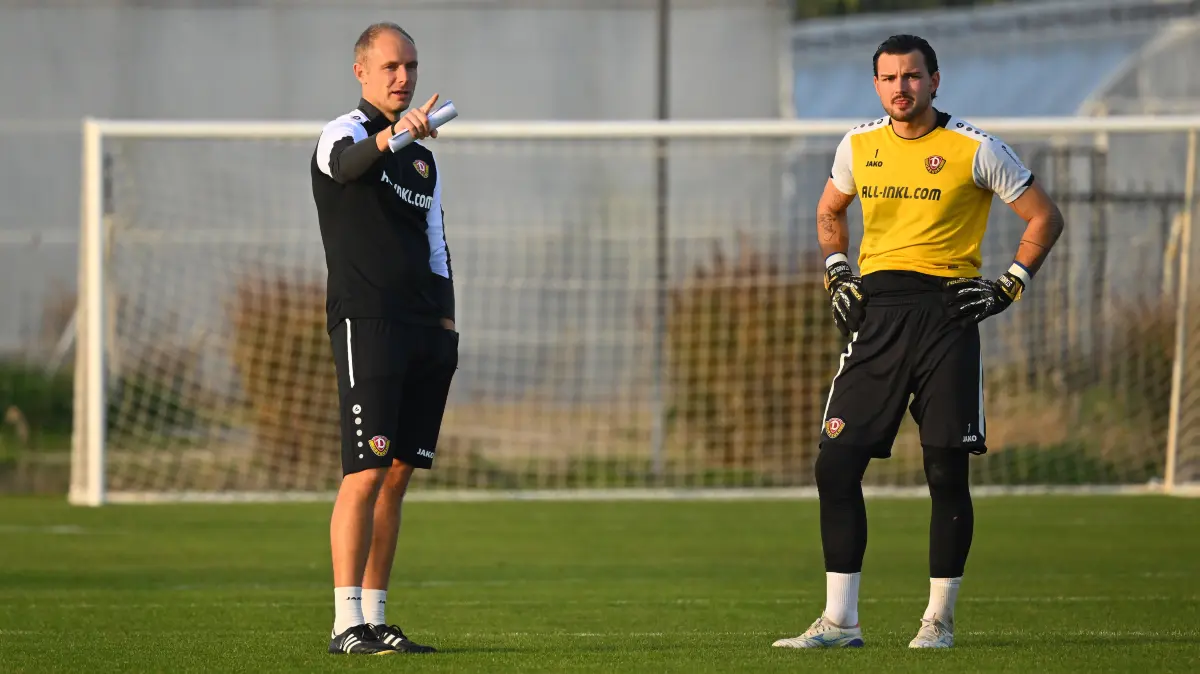 v.l.: Sebastian König mit Torwart Tim Schreiber,
Training im "NEVER GIVE UP" Football Center in Lara,
SG Dynamo Dresden, Trainingslager in Lara / Türkei, Wintertrainingslager, Fußball, Fussball, 2. Bundesliga, Zweite Liga, Saison 2025/2026, Antalya, Mannschaftshotel, Hotel, Fame Residence, Trainingscamp, never give up, 05.01.2026,
Foto: Lutz Hentschel