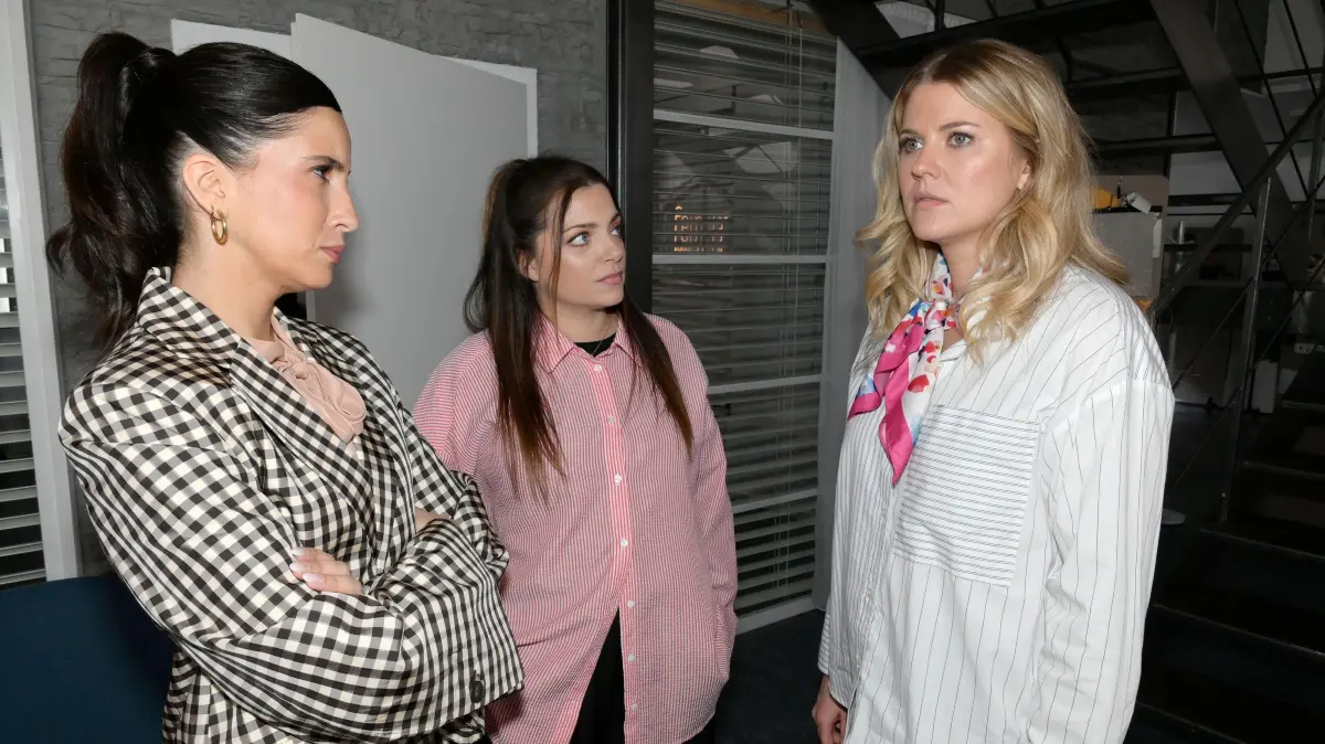 Laura und Emily haben Alicia entlassen.