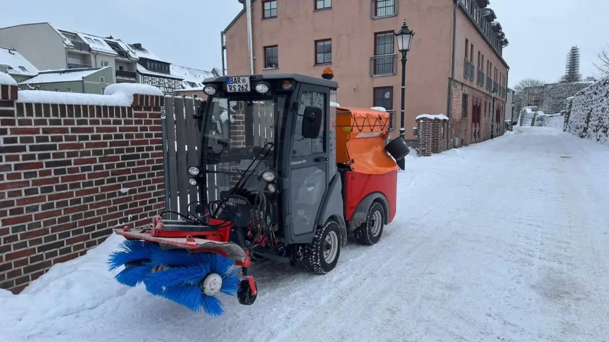 Das Team des Bauhofs ist im Schichtdienst im Einsatz, um Plätze, Straßen und Wege in Bernau von Eis und Schnee zu befreien.