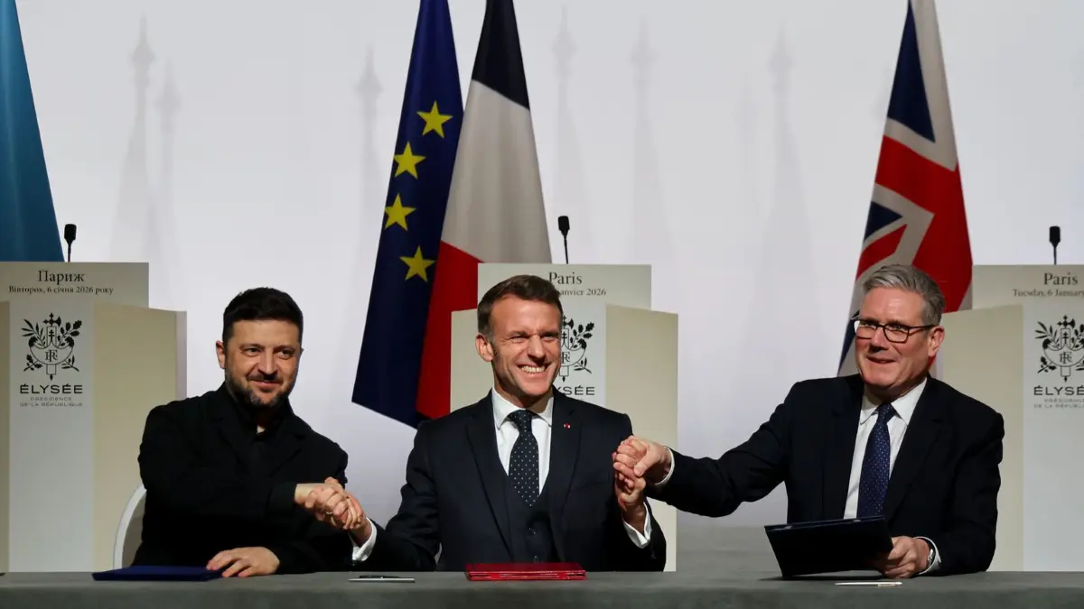 Ukraine-Krieg -Treffen der „Koalition der Willigen“: 06.01.2026, Frankreich, Paris: Der ukrainische Präsident Wolodymyr Selenskyj (l-r), Frankreichs Präsident Emmanuel Macron und der britische Premierminister Keir Starmer schütteln sich die Hände nach der Unterzeichnung einer Absichtserklärung zu einer multinationalen Truppe zur Absicherung eines Waffenstillstands in der Ukraine. Foto: Ludovic Marin/Pool AFP/AP/dpa +++ dpa-Bildfunk +++