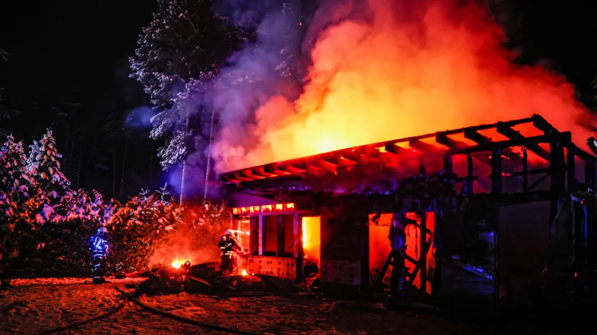 Brand in Rüdersdorf bei Berlin: In Herzfelde hat es einen Großeinsatz von Feuerwehrkräften gegeben. Nun ermittelt die Kriminalpolizei in dem Fall.
