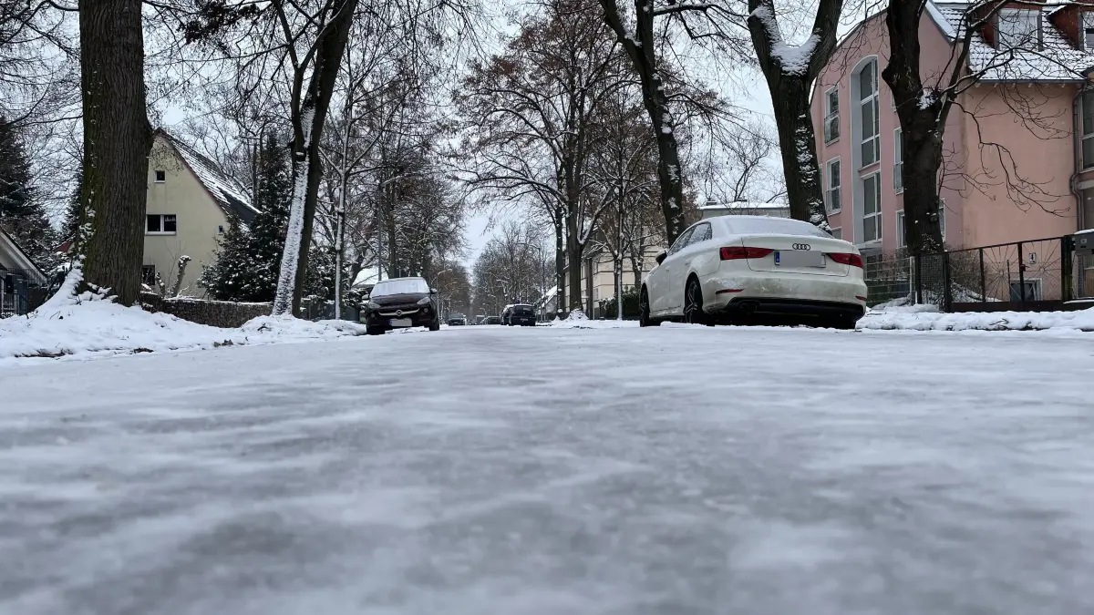 In der Schmöckwitzer Straße in Eichwalde ist die Fahrbahn spiegelglatt. Warum wird hier seit Tagen nicht geräumt?