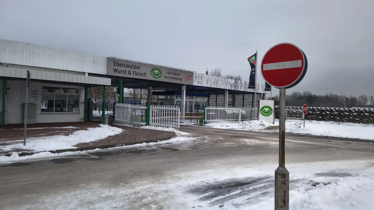 Dieses Schild regelt den Verkehr vor dem Werksgelände in Britz. Regelungen, wie es für jeden einzelnen der rund 500 Mitarbeiterinnen und Mitarbeiter weitergeht, müssen erst gefunden werden.