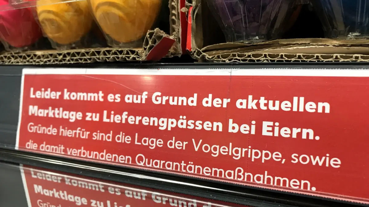 Eisenhüttenstadt. Supermarkt von Kaufland. Bei Eiern gibt es seit Wochen Lieferengpässe. Hinweisschild am Regal. 07.01.2026 Foto: Frank Groneberg