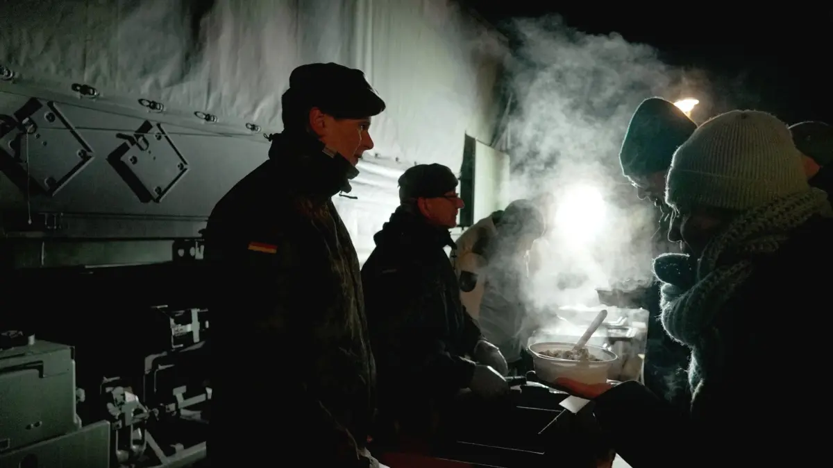 Stromausfall im Südwesten Berlins: 07.01.2026, Berlin: Soldaten der Bundeswehr geben nach dem tagelangen großflächigen Stromausfall im Berliner Südwesten warme Mahlzeiten am Mexikoplatz aus. Die Stromversorgung für das betroffene Gebiet ist wieder angelaufen. Schrittweise sollten in den nächsten Stunden sämtliche Haushalte wieder Strom haben, teilte ein Sprecher der landeseigenen Netzgesellschaft Stromnetz Berlin mit. Foto: Syen Kaeuler/dpa +++ dpa-Bildfunk +++