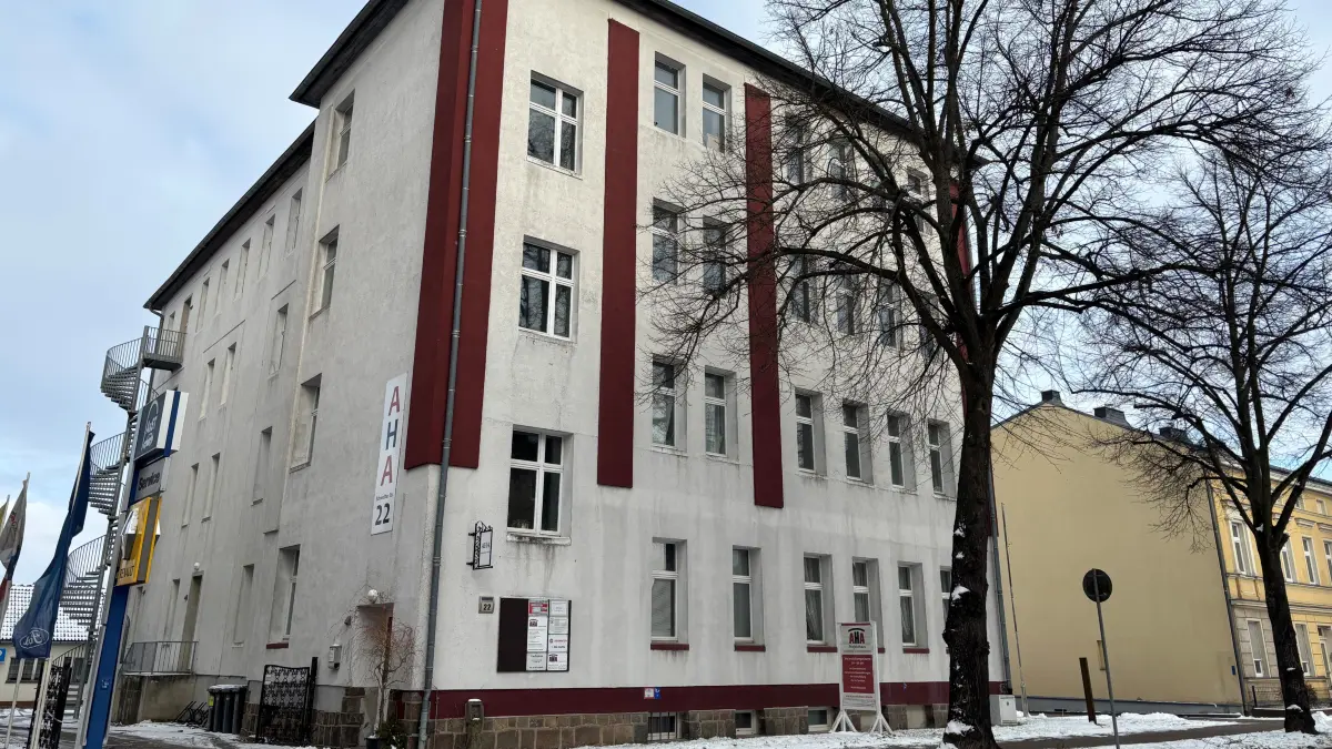 AHA-Projekthaus in Angermünde: Die Immobilie in der Schwedter Straße hat eine lange Geschichte und wurde zum ersten öffentlichen Experimentierfeld neuer Nutzungsideen in der Stadt. Jetzt muss die Zukunft neu gedacht werden.