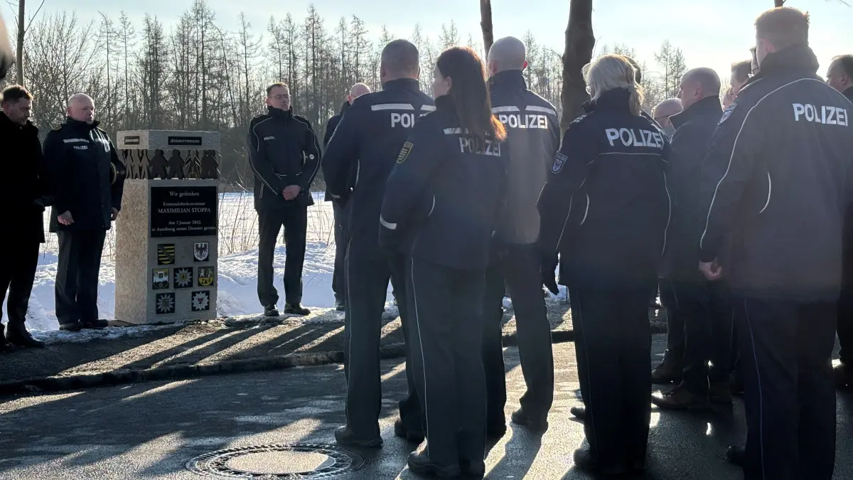 Mit einer Schweigeminute ist dem an dieser Stelle in Lauchhammer-West verstorbenen Polizeibeamten Maximilian Stoppa gedacht worden.