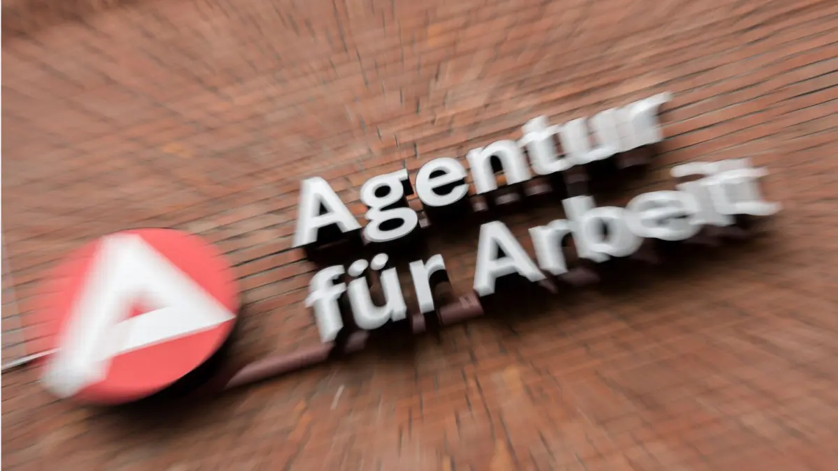 ARCHIV - Das Logo einer Agentur für Arbeit, aufgenommen am 29.06.2016 in Hamburg (Aufnahme mit Zoomeffekt). Am 31.08.2016 veröffentlichen die Arbeitsagenturen in Hamburg und Schleswig-Holstein die Arbeitsmarktzahlen für August 2016. Foto: Daniel Bockwoldt/dpa (zu dpa: «Arbeitsagenturen legen Arbeitsmarktzahlen für Ferienmonat August vor» vom 31.08.2016) +++(c) dpa - Bildfunk+++