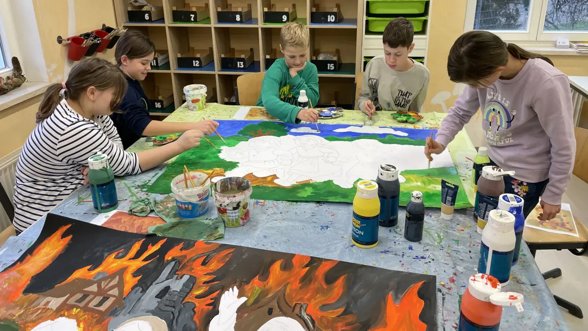 Im Kinder- und Jugendhaus: Schülerinnen und Schüler der Burgschule gestalteten in ihrer Freizeit jeweils ein Plakat zu jeder Strophe des selbst geschriebenen Songs.