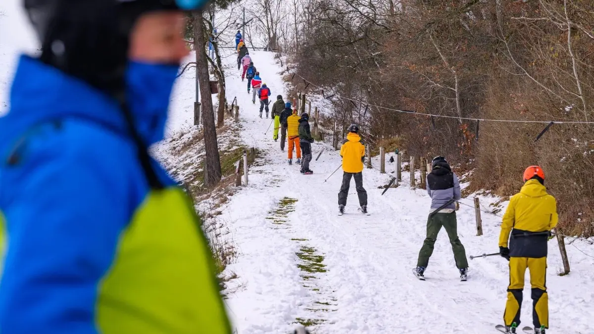 Wird am 10. Januar 2026 wieder in Betrieb sein: der Skilift auf dem Vereinsgelände des MSV Diehloer Berge. Die parallel zu ihm entlang laufende Skipiste ist 230 Meter lang.