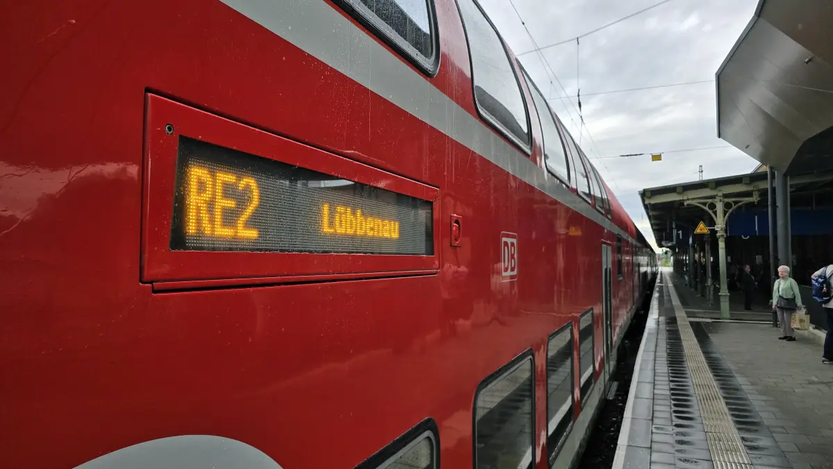 Der RE2 nach Lübben am Bahnhof Königs Wusterhausen