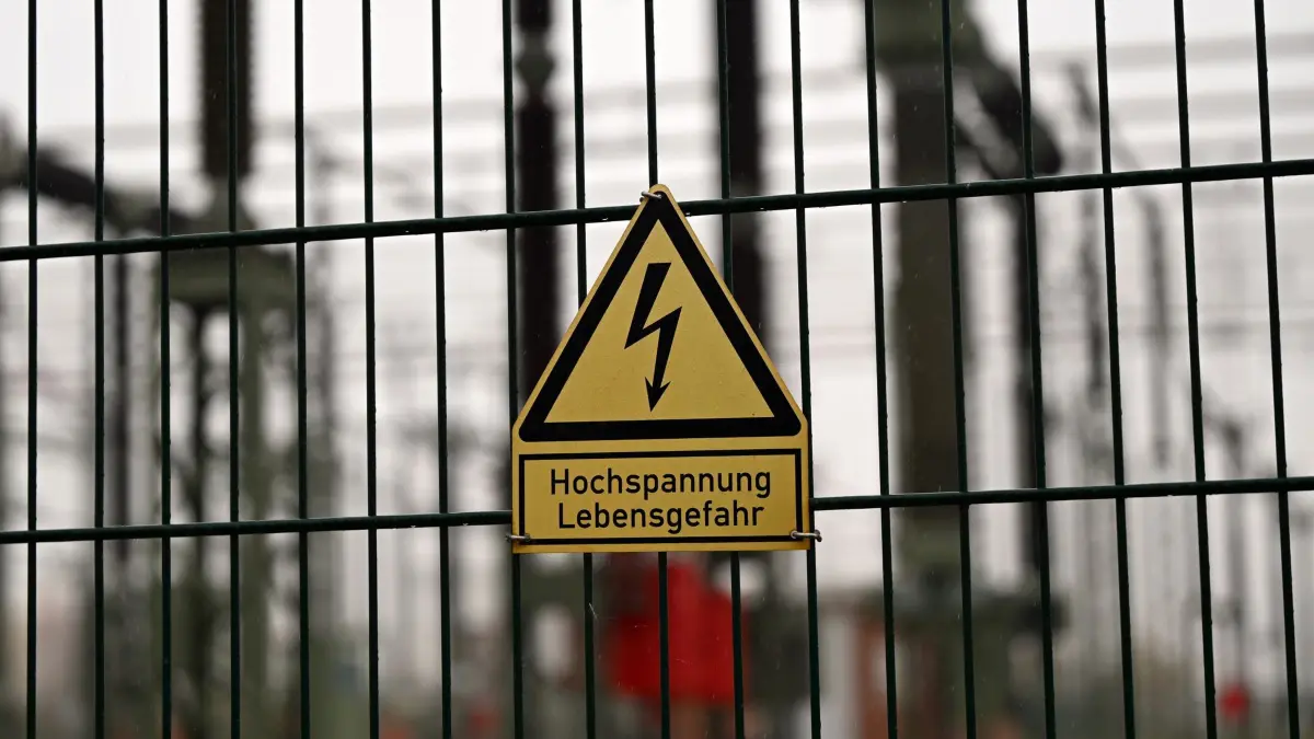 Umspannwerk: ARCHIV - 10.11.2025, Brandenburg, Potsdam: Ein Schild mit der Aufschrift "Hochspannung Lebensgefahr" hängt am Zaun des Umspannwerks von 50Hertz in Neuenhagen. (zu dpa: «Anschlag auf Stromversorgung in Erkrath in NRW gescheitert») Foto: Lilli Förter/dpa +++ dpa-Bildfunk +++