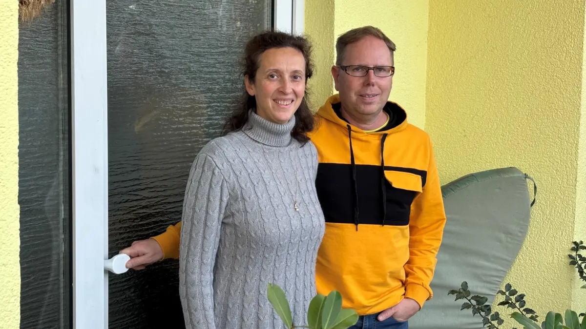 Julia Makhlina und Ehemann Ralph Neudecker vor ihrem Haus in Fredersdorf, die Russin wartet seit Monaten auf den Start ihres Einbürgerungsverfahrens