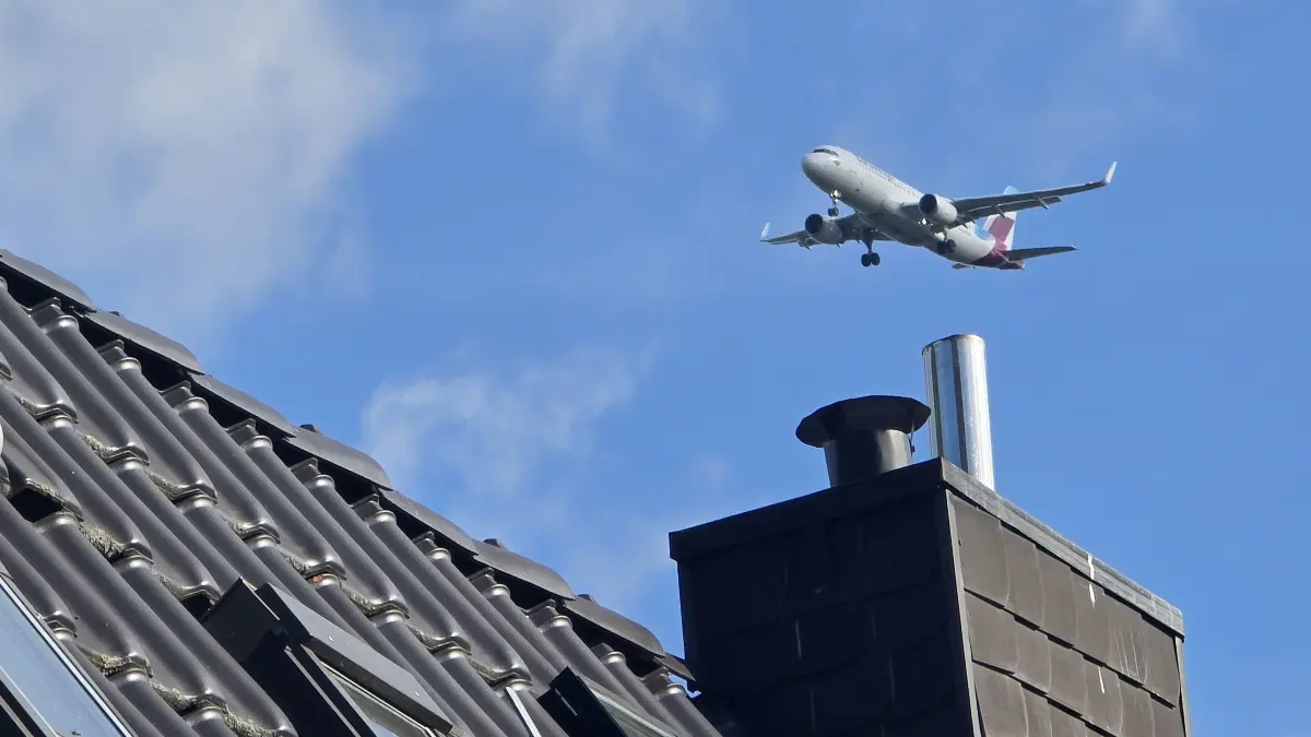 Ein Flugzeug im Anflug auf den Flughafen BER über Eichwalde
