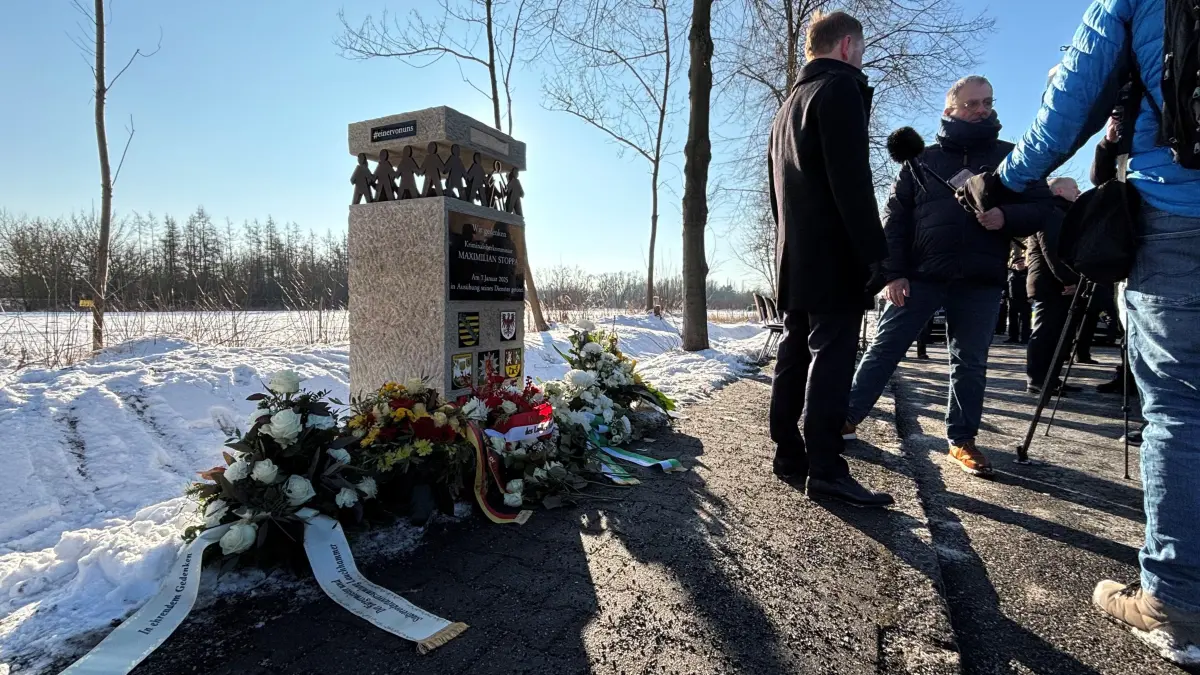 An dieser Stelle kam vor einem Jahr der sächsische Polizist Maximilian Stoppa im Dienst ums Leben. Eine Stele erinnert nun an den schrecklichen Vorfall.