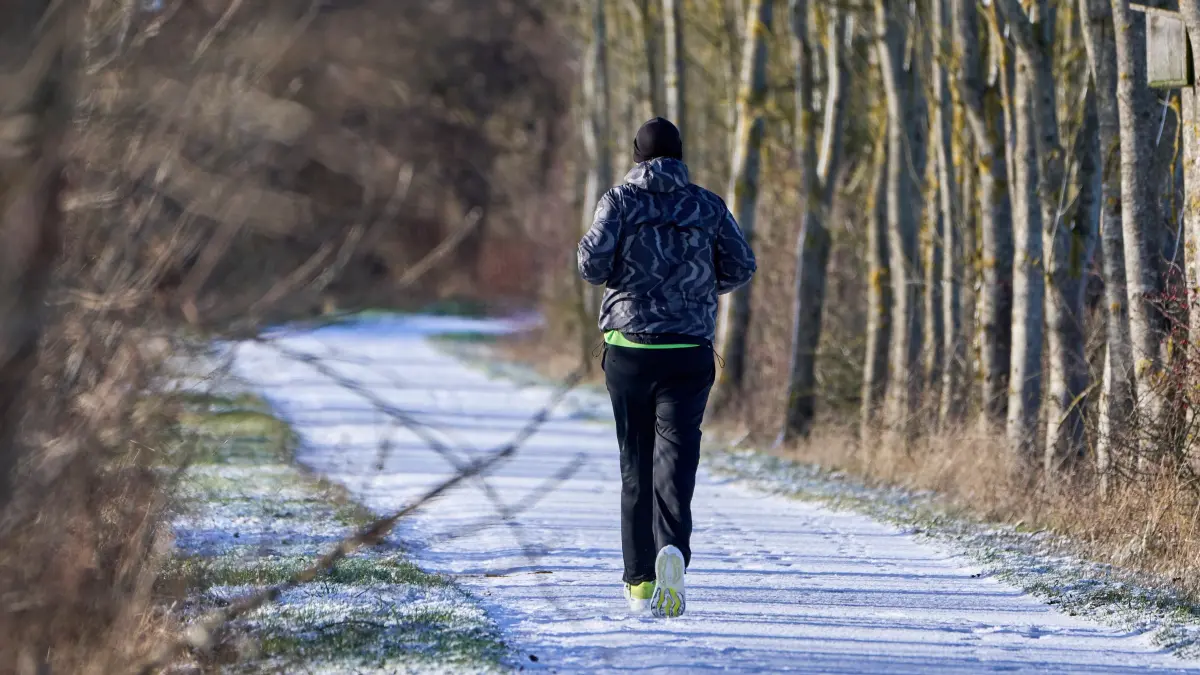 Nicht ungefährlich. Wer bei Schneeglätte joggen geht, riskiert einen Sturz, der nicht selten mit einem Bruch endet (Symbolfoto).