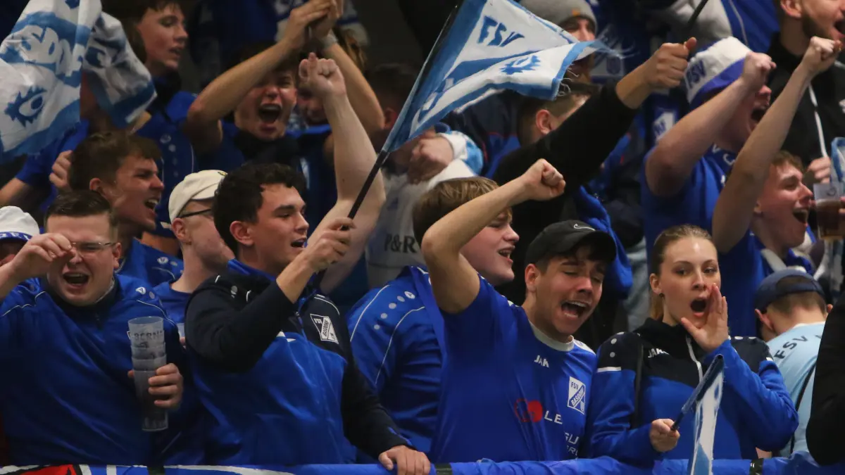 Prächtige Stimmung auf den Rängen: hier von den Fans des FSV Basdorf beim Hussitencup 2025