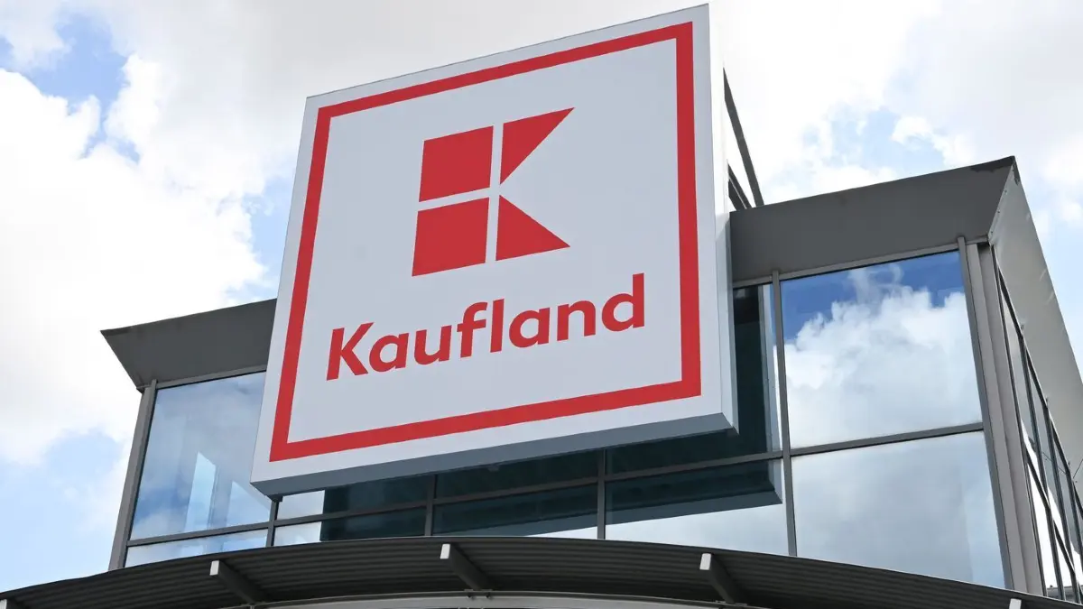 Lebensmittelhändler Kaufland: PRODUKTION - 10.07.2025, Baden-Württemberg, Jettingen: Ein Logo des Lebensmitteländlers Kaufland. (zu dpa: «Kaufland ruft Spinat wegen möglicher Plastikteilchen zurück») Foto: Bernd Weißbrod/dpa +++ dpa-Bildfunk +++