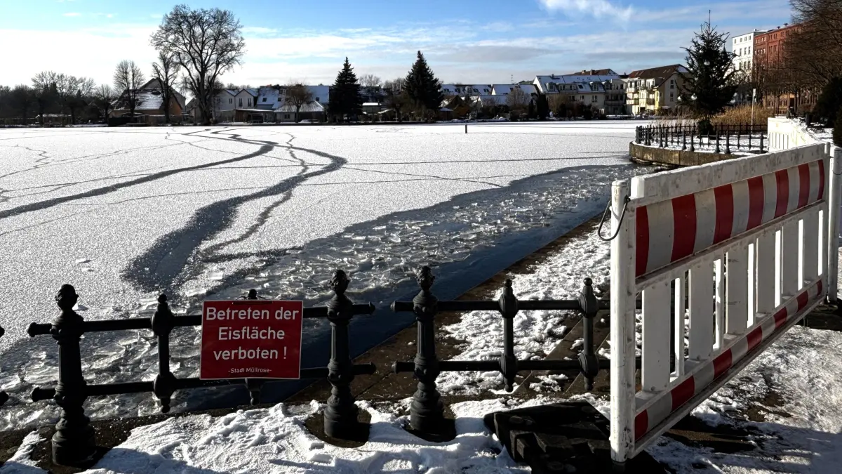 Müllrose. Seepromenade in der Seeallee, Zugang Großer Müllroser See. Eis auf See. Die Freitreppe ist mit Baken abgesperrt, Schilder warnen vor dem Betreten der Eisfläche. 08.01.2026 Foto: Saskia Hoffmann