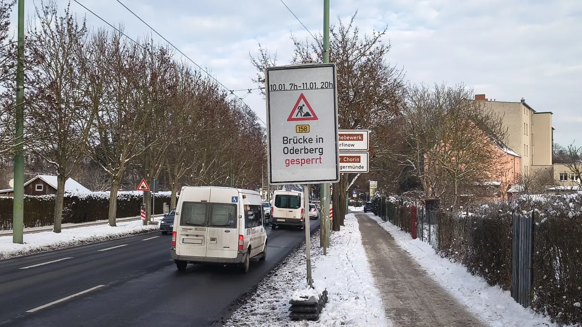 Kurzzeithinweis an der Breiten Straße in Eberswalde auf die geplanten Arbeiten in Oderberg. Das Wetter sorgte jedoch für Planänderungen.