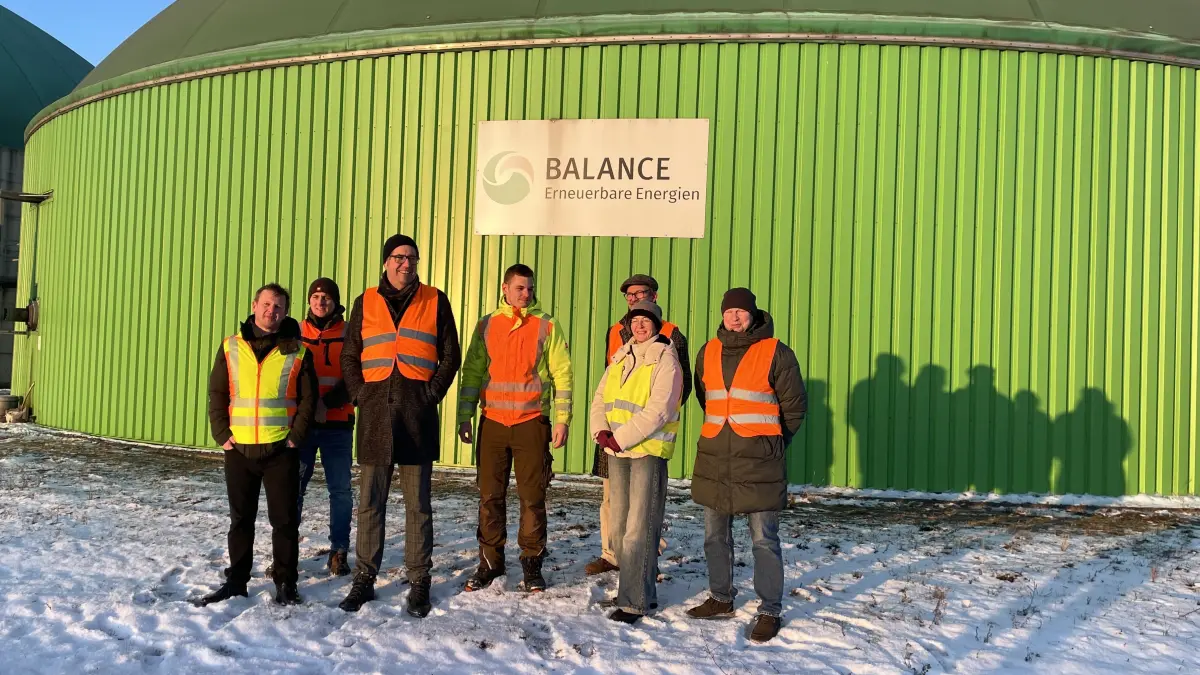 Biogas leistet einen wichtigen Beitrag zur Energiewende. Mit dem Auslaufen der EEG-Förderung steht die Branche vor Herausforderungen. Bundestagsabgeordneter Michael Kellner (Bündnis 90 / Die Grünen, 3. v. l.) besuchte die Biogasanlage am Alten Hafen in Schwedt, die von Balance Erneuerbare Energien betrieben wird, um sich ein Bild von der Lage zu machen.