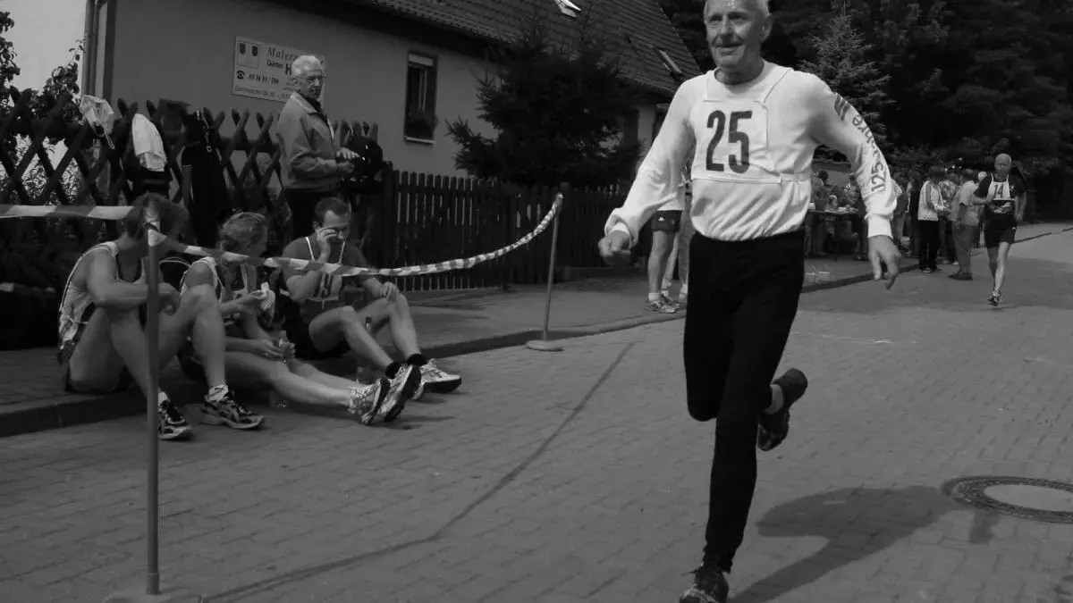 Stammgast beim Jägerfestlauf in Waldsieversdorf: Dort hatte Sigmar Grabow wie hier beim Wettbewerb 2007) nahezu ein Abo für den Sieg in der Masterswertung.