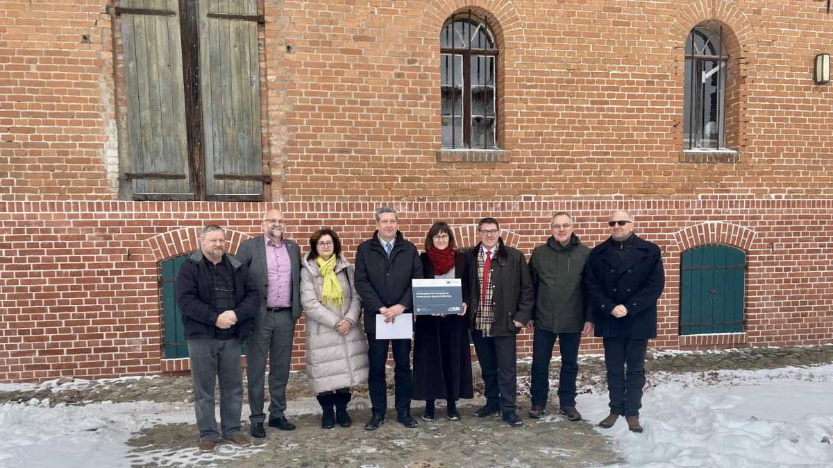 Burkhard Horn (Vorstandsvorsitzender der LAG Barnim e. V.), Landrat Daniel Kurth (SPD), Petra Fehlemelcher (Bewilligungsbehörde LELF Brandenburg), Staatssekretär Stephan Nickisch, Dunja Marx (Baudezernentin der Stadt Bernau), Bürgermeister André Stahl (Die Linke), Ortsvorsteher Matthias Jitschin und Torsten Jeran (Regionalmanager der LAG Barnim e. V.) vor dem Kulturspeicher in Börnicke.