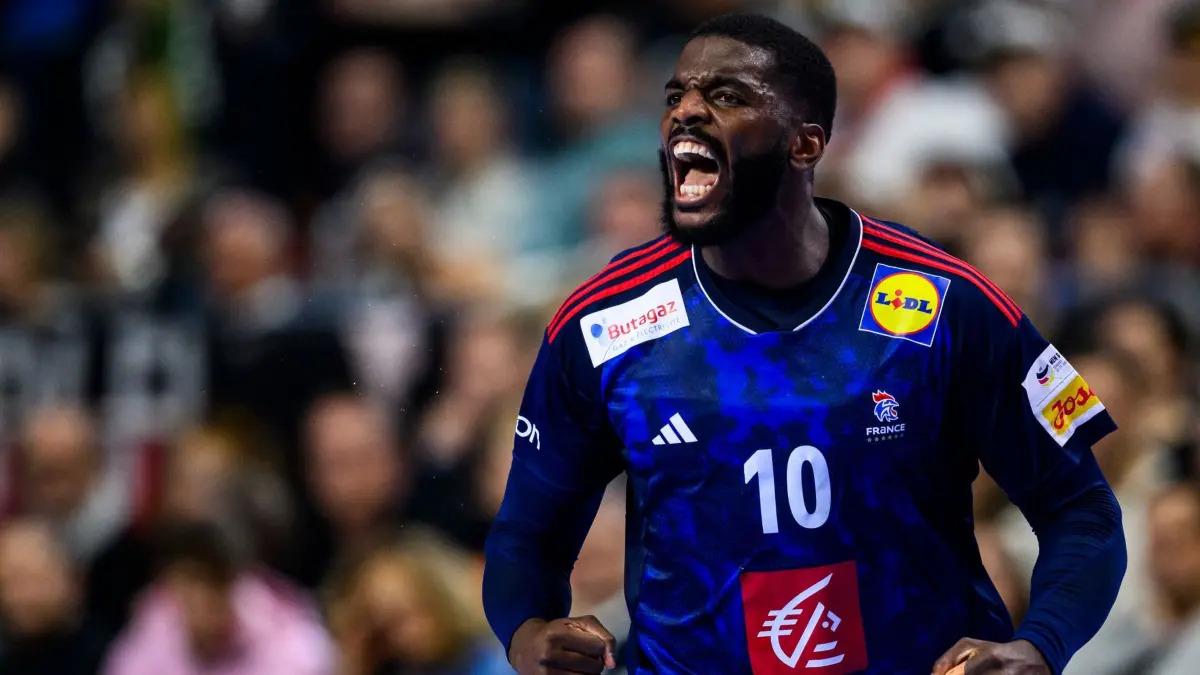 Dika Mem: ARCHIV - 26.01.2024, Nordrhein-Westfalen, Köln: Handball: EM, Frankreich - Schweden, Finalrunde, Finalrunde, Halbfinale, Lanxess Arena. Frankreichs Dika Mem jubelt. (zu dpa: «Berlin vor Transfer-Coup: Star-Handballer Mem sagt zu») Foto: Tom Weller/dpa +++ dpa-Bildfunk +++