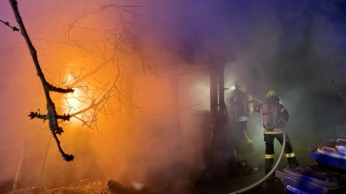 Feuerwehrleute rücken gegen die Flammen in einem Einfamilienhaus vor.