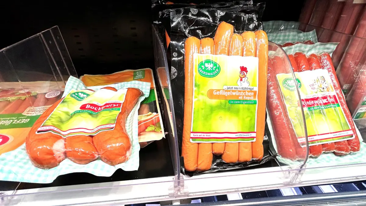 Produkte aus Britz: Eberswalder Würstchen und Bockwürste gehören zu den bekanntesten Produkten der EWN Wurstspezialitäten GmbH & Co. KG, die seit 2023 zur früheren Tönnies Holding gehört.
