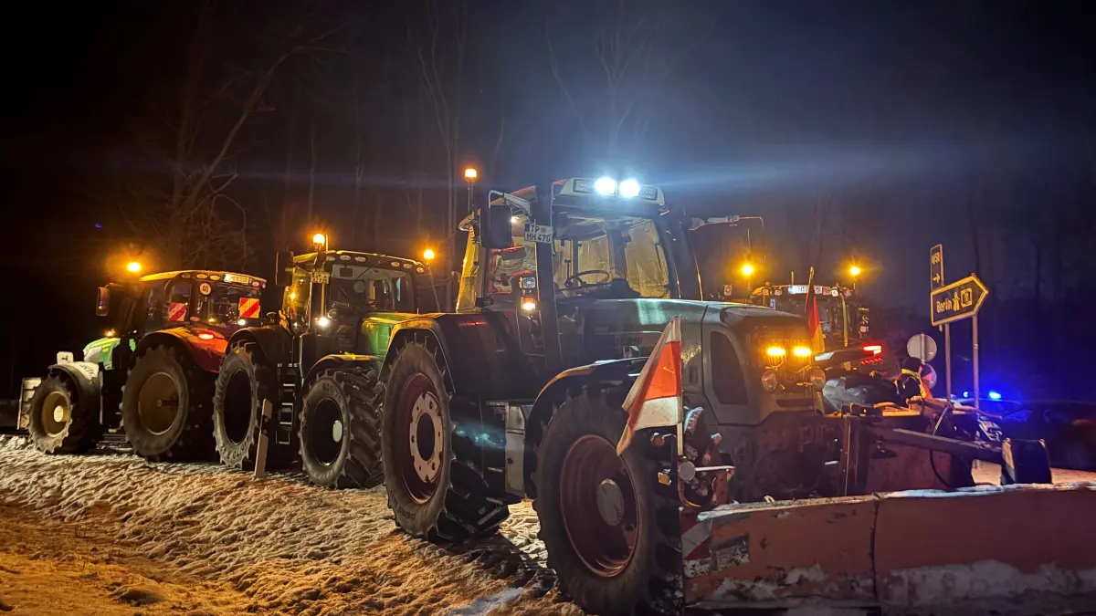 Bauern-Protest in der Uckermark: Landwirte blockieren seit den frühen Morgenstunden des 8. Januar 2025 mit Traktoren die Zufahrt zur A 11 in Pfingstberg.