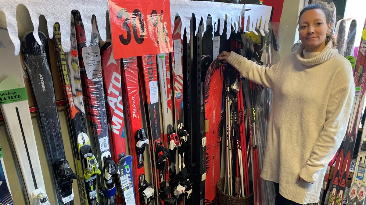 Hat noch zahlreiche Ski im Angebot: Nicole Henners von Henners Sporteck in Eisenhüttenstadt. Zum ersten Mal organisiert ihr Geschäft im Rahmen des Liftbetriebes in Eisenhüttenstadt einen Skiverleih.
