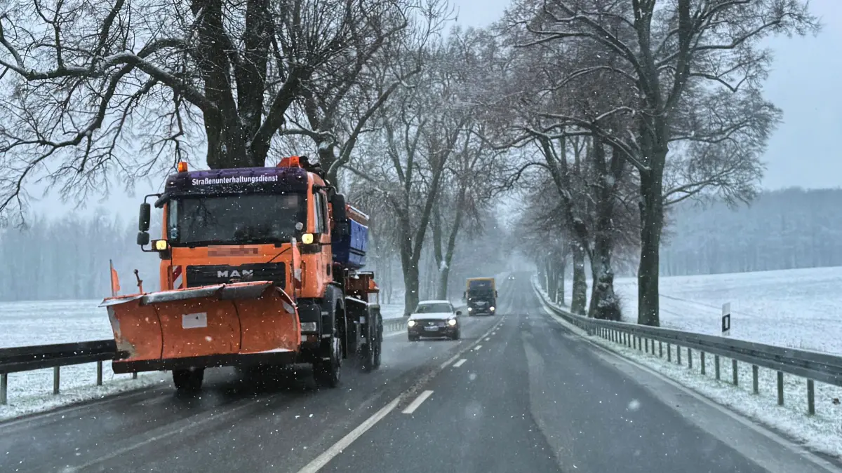 B1 bei Müncheberg: Räum- und Streufahrzeuge von Straßenmeisterei und privaten Dienstleistungsunternehmen haben die Aufgabe, die Straßen möglichst befahrbar zu halten.