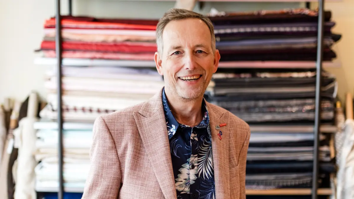 Thomas Borgmann-Hartmann, Maßschneider aus Bad Saarow, steht im Finale vom Bundeswettbewerb "Miss & Mister Handwerk". Warum er mitmacht und wie man bis wann abstimmen kann.