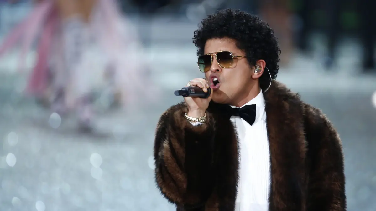 Weiß, wie eine gute Shows im großen Stadion funktioniert: Sänger Bruno Mars (hier bei einem Auftritt in Paris 2016) kommt im Sommer für ein Konzert ins Olympiastadion Berlin.
