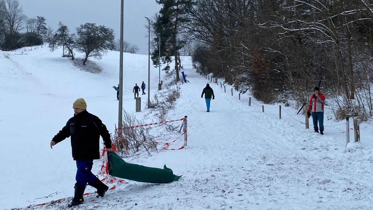 Werden vorbereitet: Lifttrasse (rechts) und die Skipiste (links) in Eisenhüttenstadt