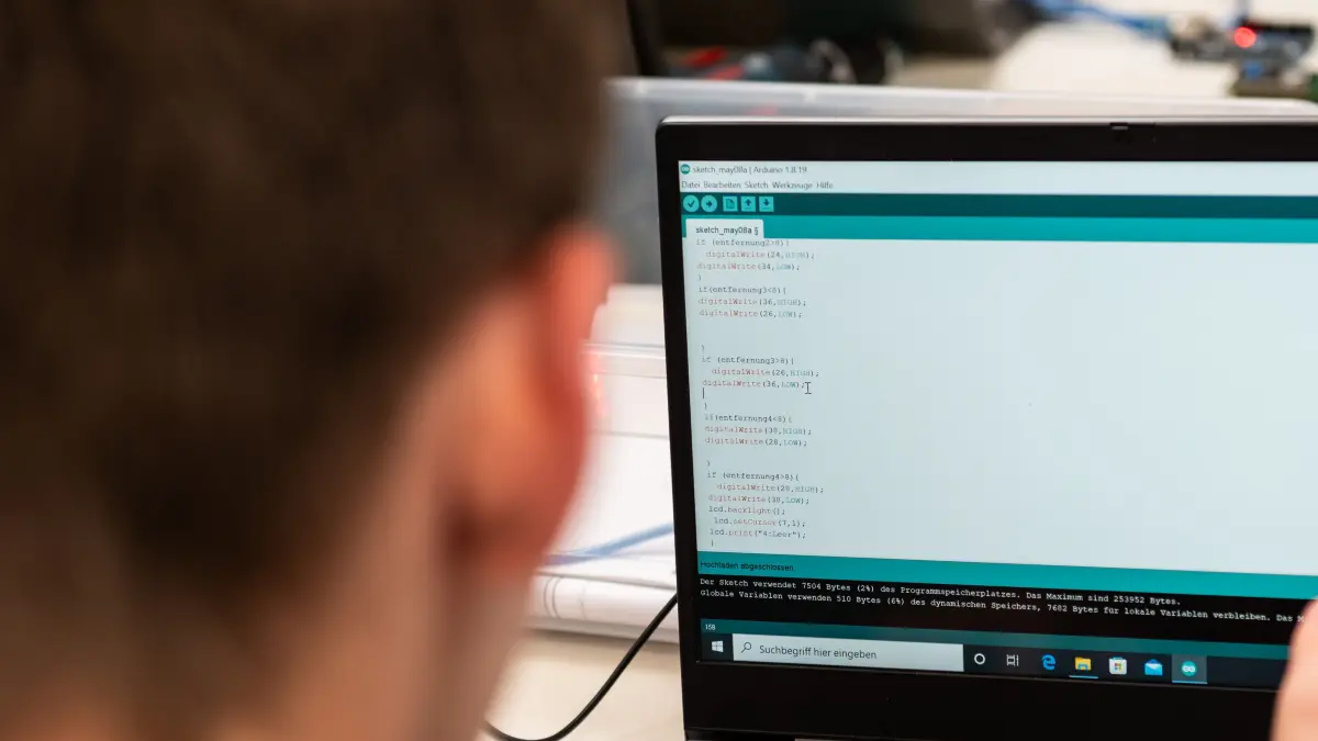 Ein Schüler des Otto-Hahn-Gymnasiums programmiert in einem Klassenzimmer an einem Laptop. (zu dpa «Schüler und Wirtschaft für mehr Know-how in Sachen Digitalisierung») +++ dpa-Bildfunk +++