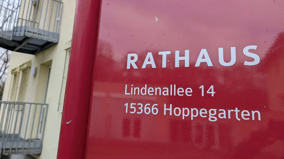 Schild am Rathaus Hoppegarten